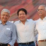 López Obrador, Mario Delgado y Miguel Ángel Navarro Quintero en un evento político en Nayarit en 2017 (Foto: Twitter)