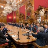 López Obrador y el director general de Pemex, Octavio Romero, en la firma de un acuerdo de refinanciamiento con 23 bancos el 27 de junio de 2019 (Foto: lopezobrador.org.mx) 