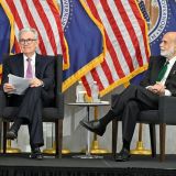 Jerome Powell (izq), presidente de la FED, y Ben Bernanke, ex presidente de la FED, el 19 de mayo pasado (Foto: Twitter Federal Reserve)
