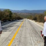 López Obrador en un camino pavimentado en Oaxaca.