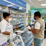 Un comprador de medicamentos en una farmacia del país.