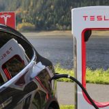 Tesla enfrenta caída en ventas tras mantenimiento de plantas.