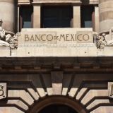 Detalle de la fachada del edificio del Banco de México.