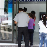 Clientes de una sucursal bancaria en México.