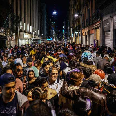 El autor plantea humanizar la economía.