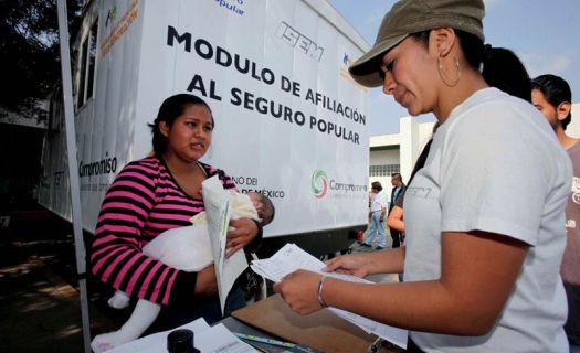 El programa de seguro médico siglo XXI redujó 27% su presupuesto para 2017 al pasar de 2,685 millones de pesos en 2016 a 1,955 millones el año que viene. 