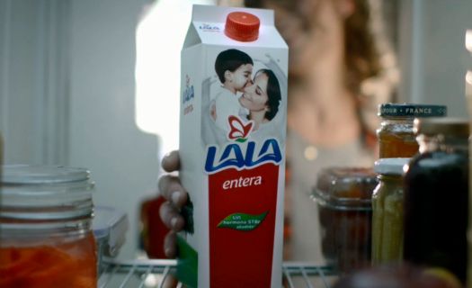 Después de los escándalos como el caso de Aeroméxico y las cajas de leche Lala en 2013, las empresas reinciden en esta práctica. Imagen caja de Leche 2016.