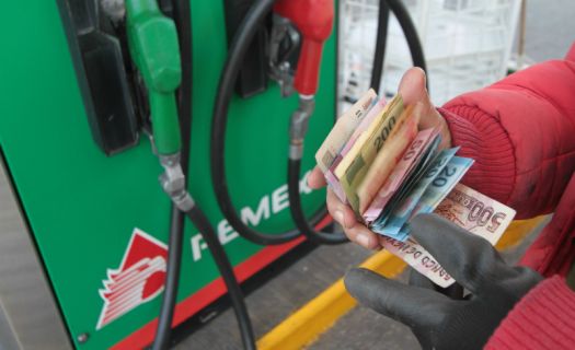 El próximo año los mexicanos pagarán 15.37 pesos por litro de gasolina magna El precio del combustible incrementará porque su principal insumo, el petróleo, también lo hará.