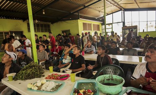 Grupo de migrantes en albergue de Ixtepec, Oaxaca viendo un partido del mundial: Francia-Honduras. (Imagen tomada del reportaje Éxodo)