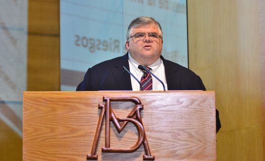 El gobernador del Banco de México, Agustín Carstens, dejará el puesto el 1 de julio de 2017