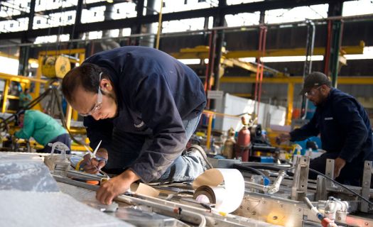 Por cada cuatro trabajadores que sean reemplazados con tecnología la industria se contratará a una persona con un perfil de alta competencia.