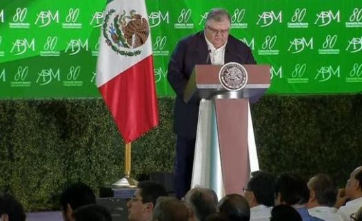 Carstens aseguró que la tarea de estabilizar el poder de compra de los mexicanos no sólo es responsabilidad de Banxico, sino de la política fiscal de la secretaría de Hacienda.