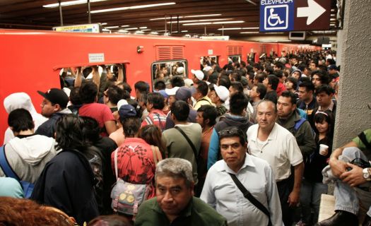 La saturación del transporte público es uno de los efectos de que la gente viva lejos de sus trabajos.