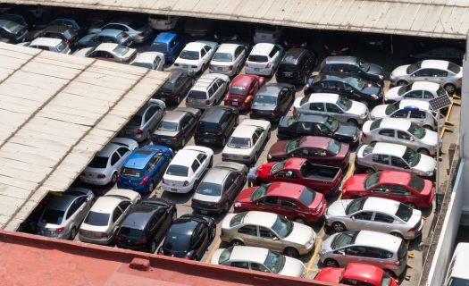 Los estacionamientos fomentan el uso del automóvil y por ende el tráfico en la ciudad. 