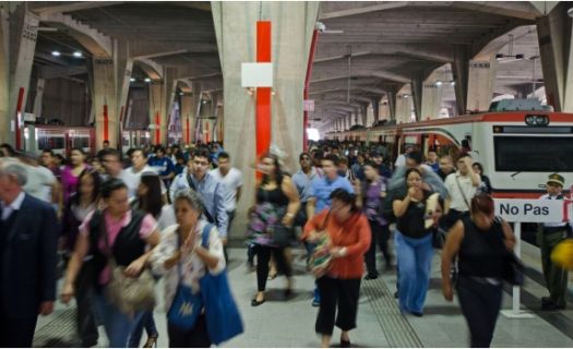 Menos de 200 mil pasajeros al día tiene el tren suburbano.