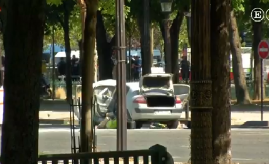 Automovil choca en los Campos Elíseos de París / F: Captura Twitter @el_pais 