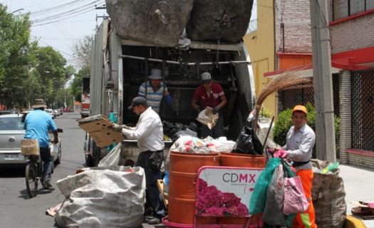 En los camiones de basura se recolectan 9 mil 700 toneladas de basura al día.