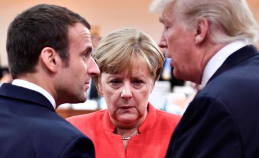 En la imagen se puede ver, de izquierda a derecha, a Emmanuel Macron, Angela Merkel y Donald Trump.