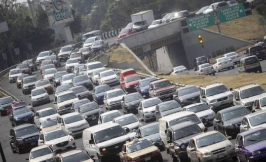 Los gobiernos enfrentan la paradoja de tener que desarrollar transporte público y mantener las vialidades.