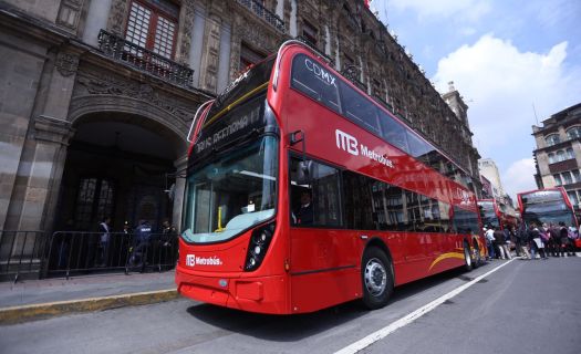 Son los autobuses clásicos de doble piso que circulan en Reino Unido
