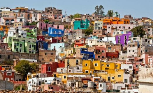 Vieja y austera, pero suficiente, así es la casa del mexicano promedio.