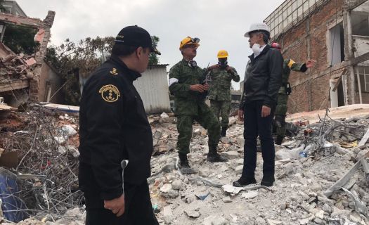 Esta imagen fue poco común: el jefe de Gobierno, Miguel Ángel Mancera, visitando las zonas afectadas por el sismo del 19-S.