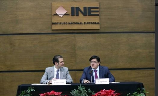 Lorenzo Córdova, consejero presidente del INE, defiende el financiamiento público a partidos políticos.