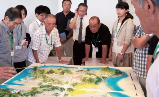 Académicos,funcionarios y ciudadanos japoneses planeando la reconstrucción días después del sismo.