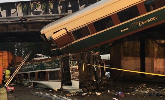 Tren cae en autopista en Pierce, Washington. Foto: Tren/Twitter @10NewsJason