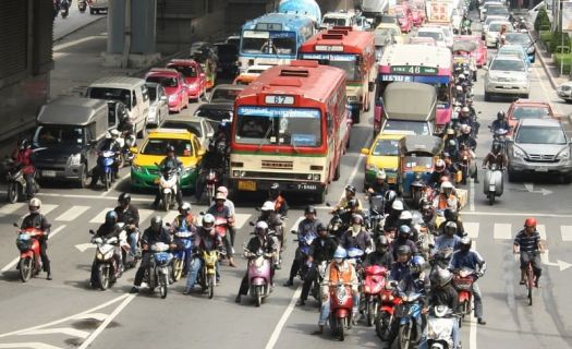 Diputados creen que las motocicletas serán la solución al tráfico de la ciudad, a pesar de las advertencias de especialistas.