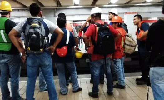 Muchos usaron el transporte público para llegar a las zonas afectadas y ayudar como voluntarios.