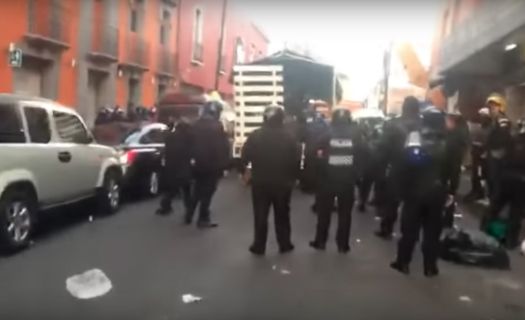 Enfrentamiento entre comerciantes y policías en Plaza Meave.