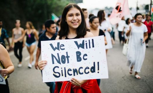 Marcha a favor de los derechos de los migrantes en Los Ángeles, California.