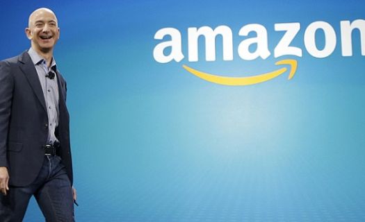 La fortuna de Jeff Bezos, fundador de Amazon.com, asciende a poco más de los 100 mil millones de dólares.