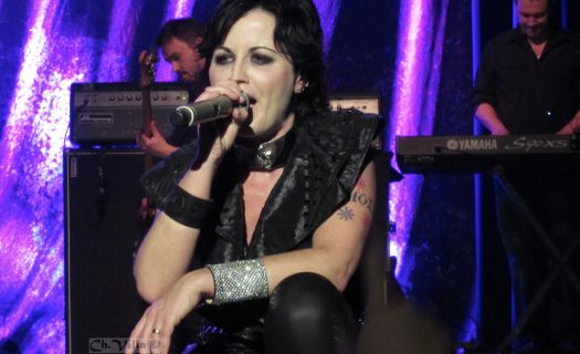 Las primeras teorías sobre la muerte de Dolores O'Riordan apuntan a un suicidio por lo que se encontró en el lugar del hecho