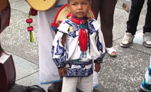 Desde pequeño Yuawi ha tenido que salir adelante con su voz. 