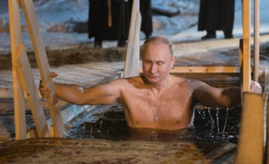 Putin se sumerge en aguas gélidas de Rusia. Foto: Twitter / @news_24_365