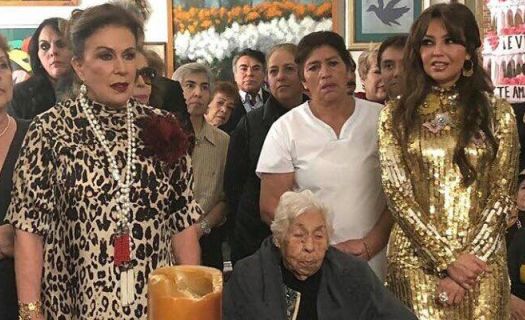 Thalía se reencuentra con Laura Zapata en el cumpleaños de su abuela (Video)