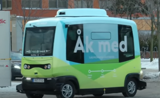 El primer autobús autónomo ya circula por las calles de Estocolmo. Foto: YouTube /  CGTN