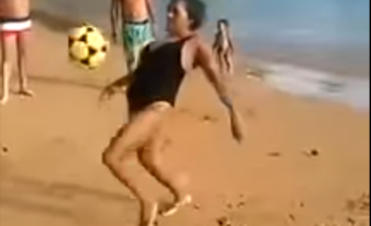Abuelita brasileña se hace viral por dominar el balón como Ronaldinho. Foto: YouTube / Todo Todillo
