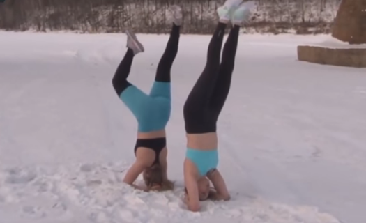 Yoga en la nieve, a estas deportistas rusas el frío no les hace ni cosquillas. foto: YouTube / RT en Español