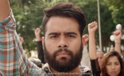 "Es momento que los políticos guarden silencio" es el spot de Nueva Alianza al usar los puños en alto.