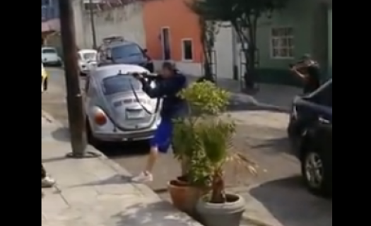 Amenzaron de muerte y con armas de fuego a mujeres en calle de Clavería en Azcapotzalco. Foto: Video YouTube