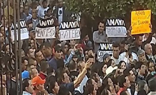 Decenas de personas protestaron con pancartas en las que acusaban a Ricardo Anaya de “mentiroso”, “traidor”, “corrupto” y “ratero”.