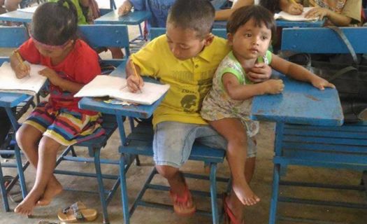 “No quiero ausentarme, señorita. Traeré a mi hermano de un año porque mi abuela tiene que trabajar en la granja y nadie se puede quedar a cuidarlo”, le dijo Justin a su maestra.