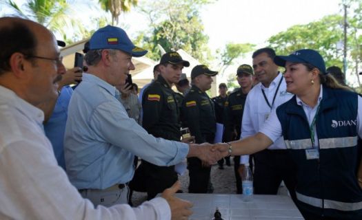 El gobierno colombiano busca regular el tránsito de migrantes venezolanos para frenar crisis humanitaria.