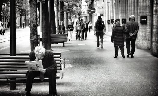 Cada vez menos gente lee menos periódicos impresos, ante eso, si los medios no hacen la transición digital, probablemente desaparezcan. 