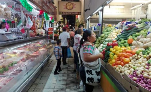 20 de las 32 entidades del México, la población no puede adquirir la canasta alimentaria, ya que el ingreso laboral pasó de 1,711 pesos mensuales a 1, 669 pesos en tan solo un año.