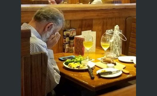 En un restaurante y luego de haber cenado el hombre cubrió su rostro con una servilleta y comenzó a llorar de manera desconsolada.