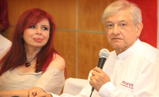 Layda Sansores besando la mano de López Obrador genera polémica en redes sociales. 